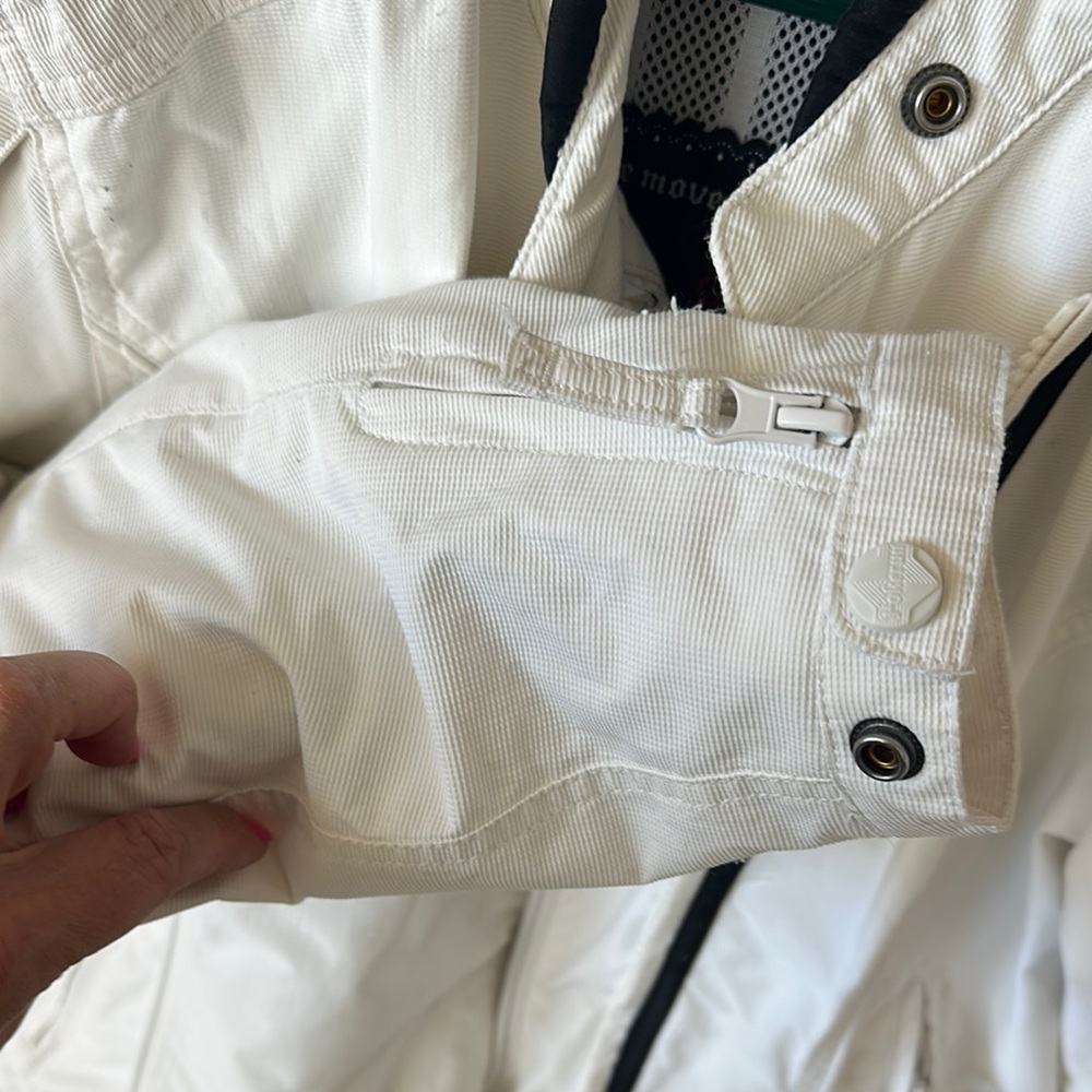 Stylish White Jacket with Black Accents - Picture 11 of 12